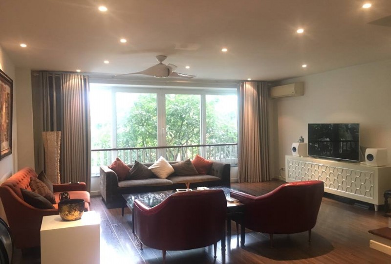 Góc nhìn khác của phòng khách ngập tràn ánh sáng