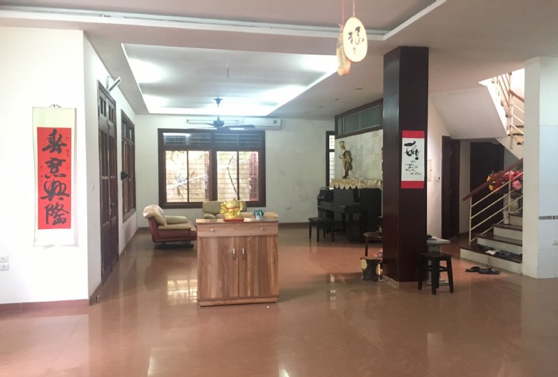 Phòng khách nhà mặt phố Trịnh Công Sơn, Tây Hồ