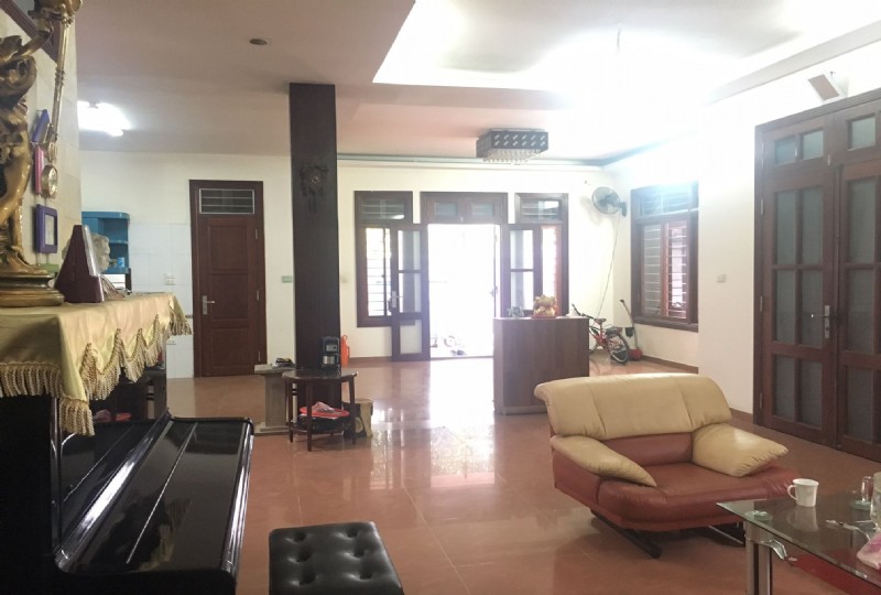 Phòng khách nhà mặt phố Trịnh Công Sơn, Tây Hồ