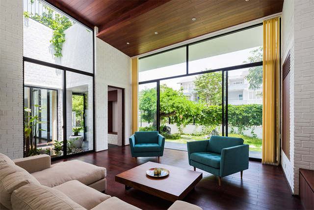 Khoảng cách giữa bên trong và bên ngoài, giữa nội thất và thiên nhiên dường như không còn khoảng cách bởi các bức tường kính trong suốt