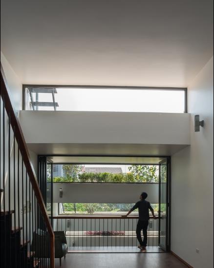 Việc phủ xanh mái nhà không chỉ giúp ngôi nhà luôn xanh mát quanh năm mà còn có chức năng lọc không khí, giảm tiếng ồn rất tốt cho sức khỏe các thành viên trong gia đình.